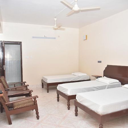 Arihanth Deluxe Lodge Shimoga Extérieur photo