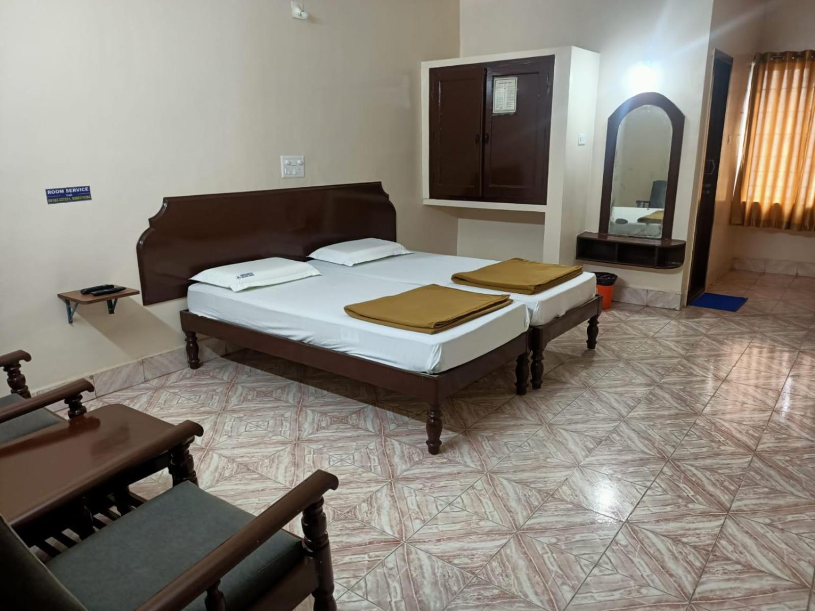 Arihanth Deluxe Lodge Shimoga Extérieur photo