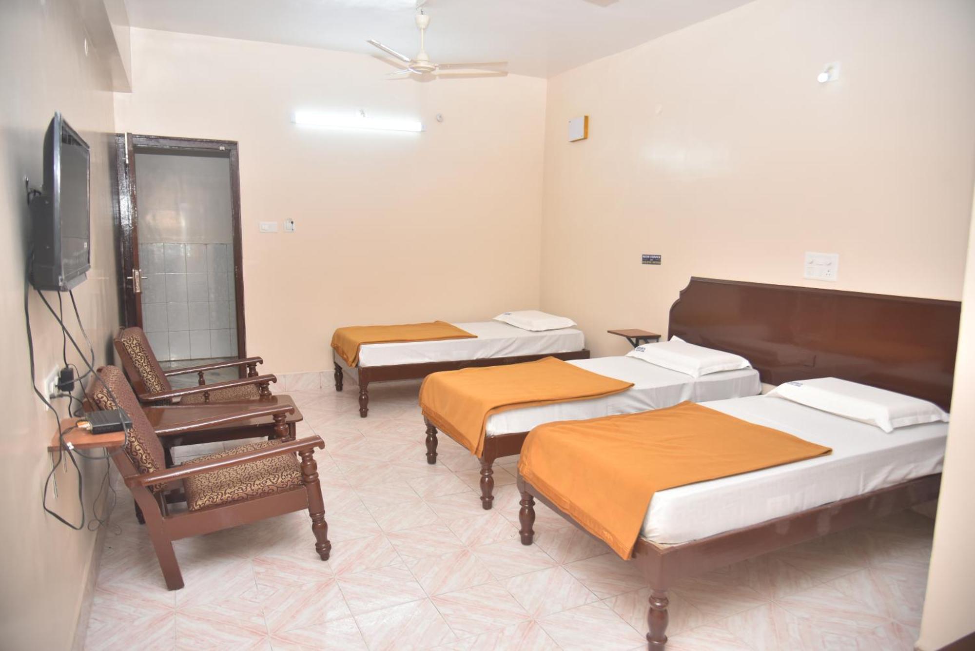 Arihanth Deluxe Lodge Shimoga Extérieur photo
