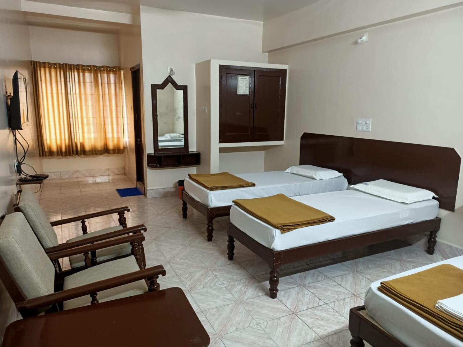 Arihanth Deluxe Lodge Shimoga Extérieur photo