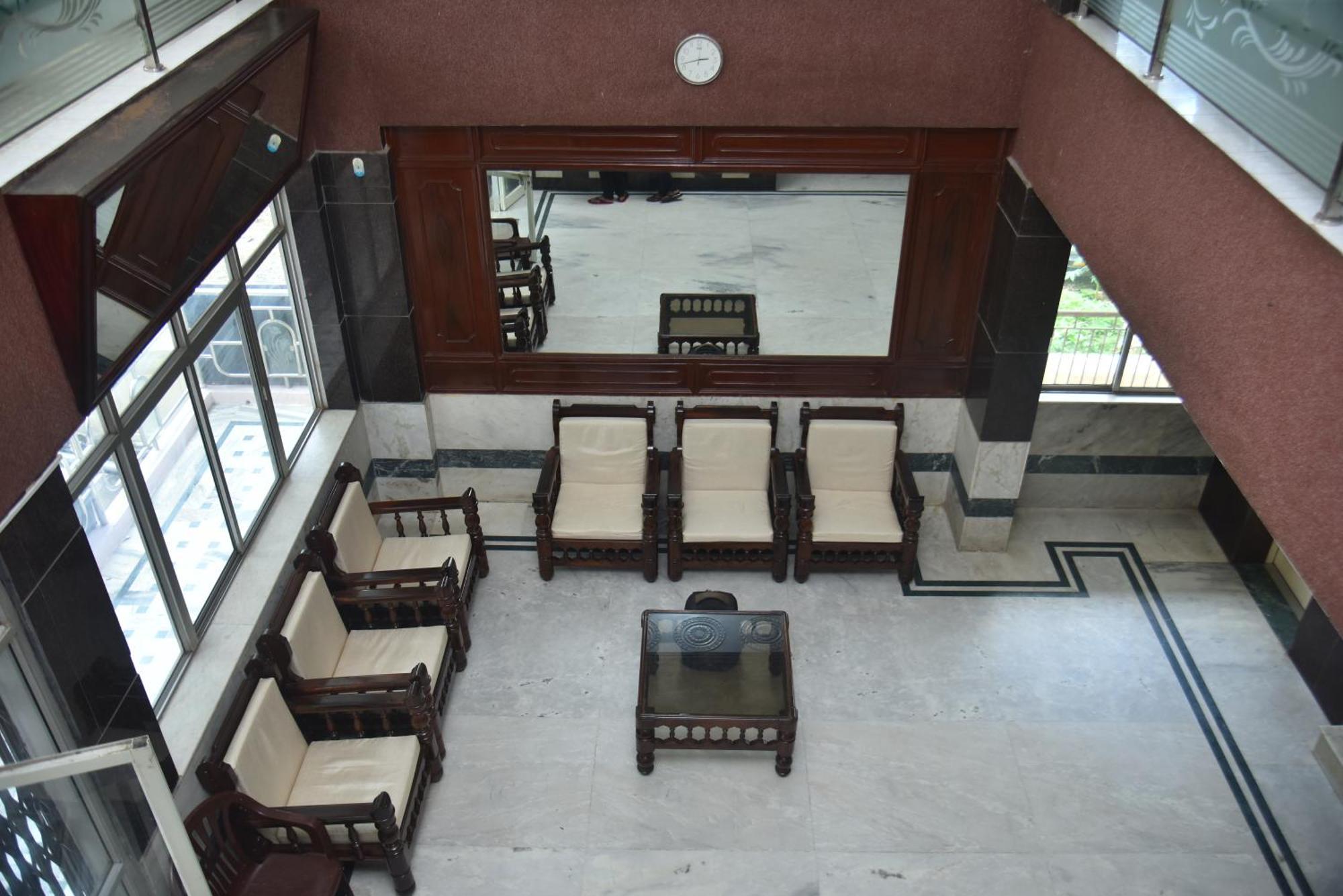 Arihanth Deluxe Lodge Shimoga Extérieur photo