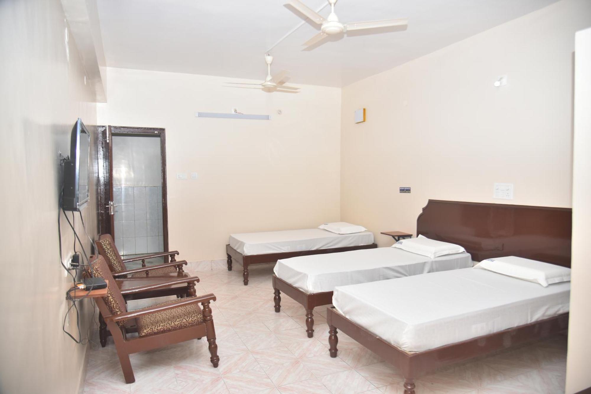 Arihanth Deluxe Lodge Shimoga Extérieur photo