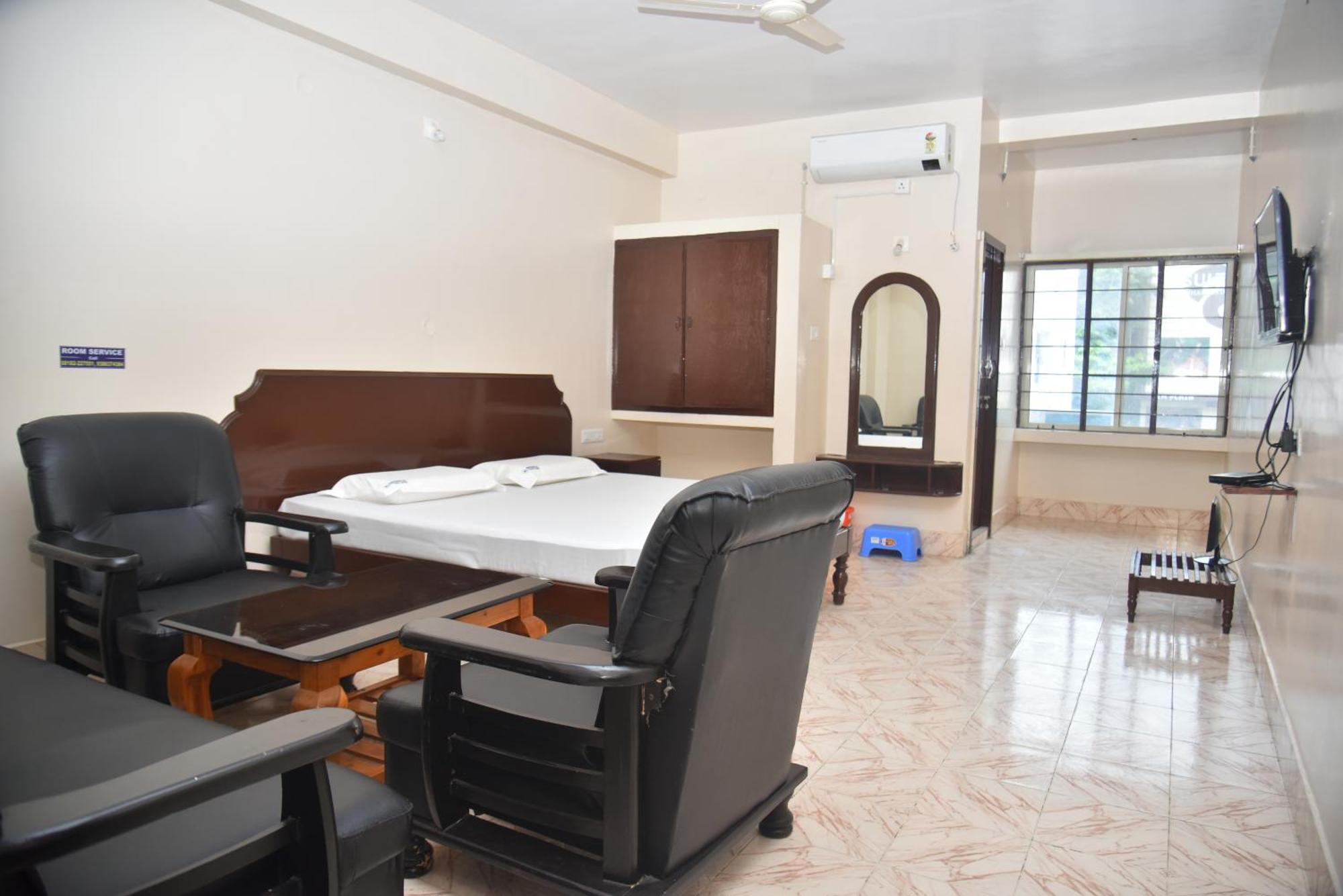 Arihanth Deluxe Lodge Shimoga Extérieur photo
