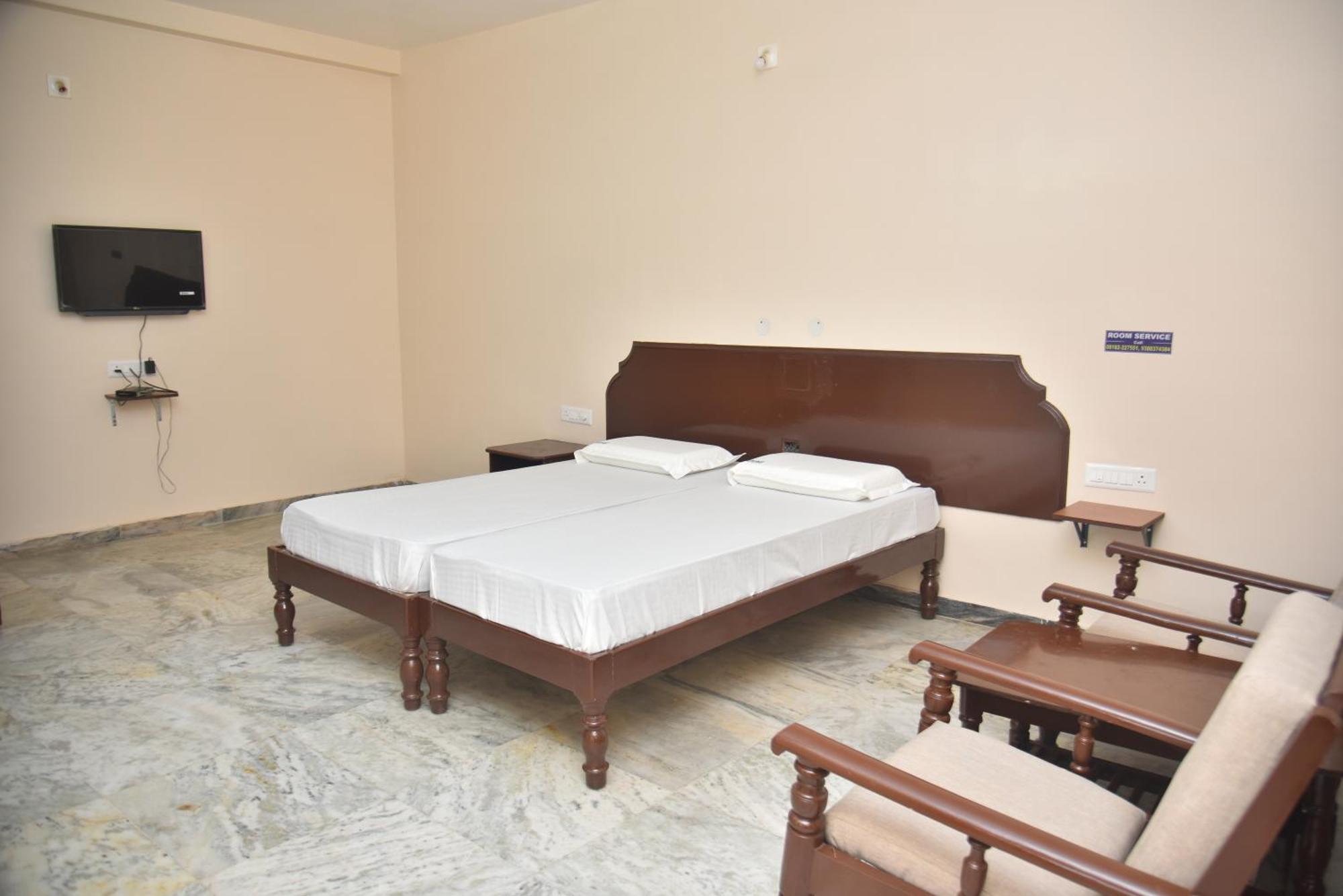 Arihanth Deluxe Lodge Shimoga Extérieur photo