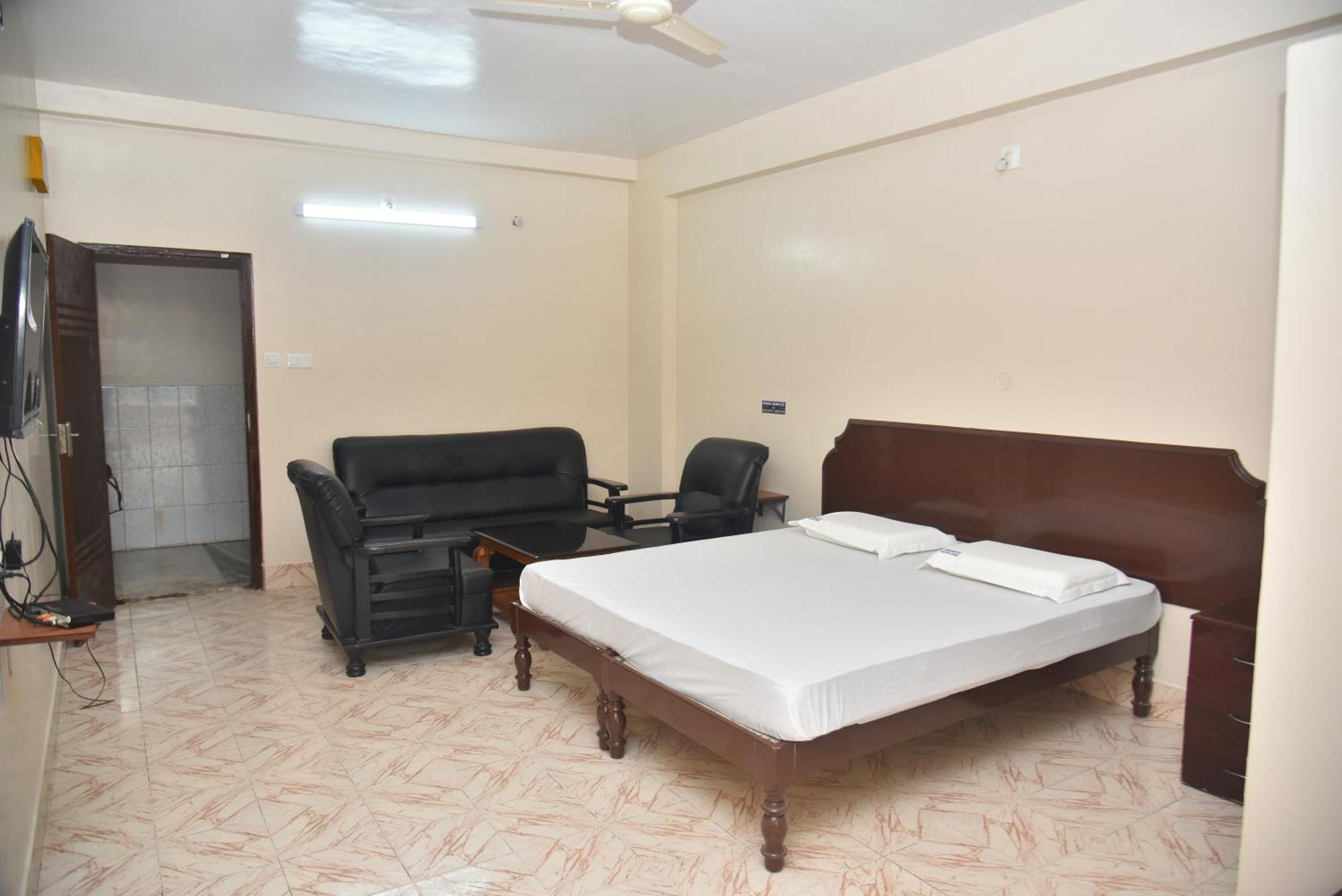 Arihanth Deluxe Lodge Shimoga Extérieur photo