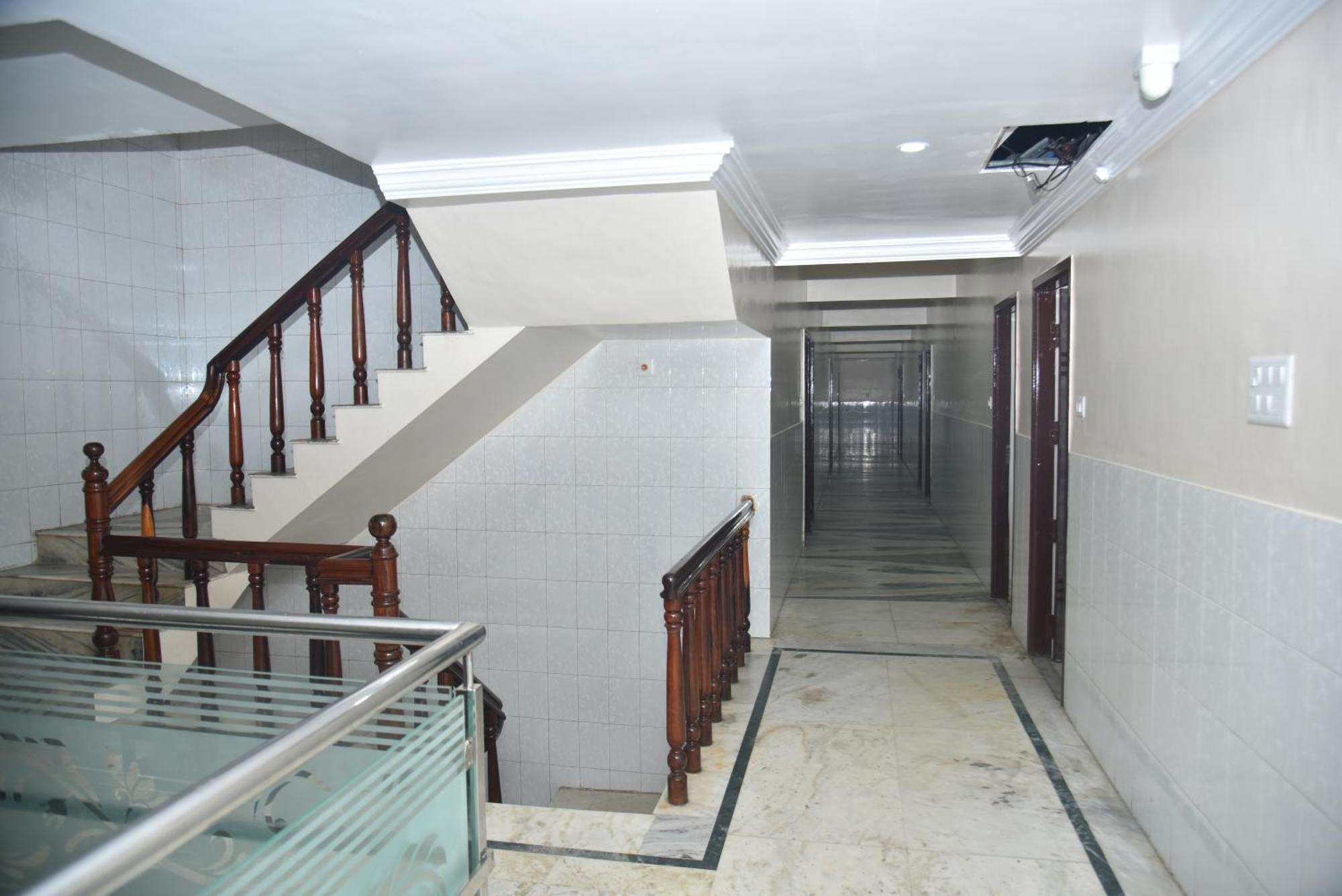 Arihanth Deluxe Lodge Shimoga Extérieur photo